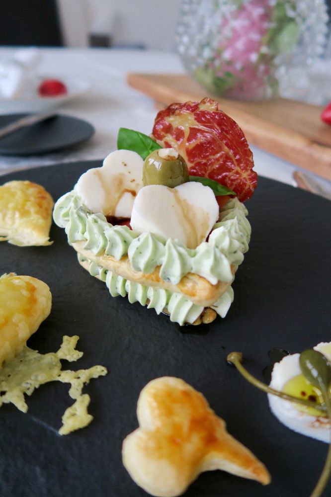 Rezeptbild: Caprese im Blätterteigherz mit Basilikumcreme