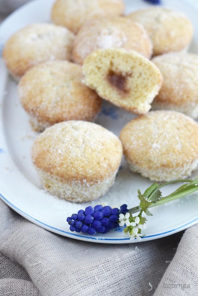 Rezeptbild: Berliner Muffins mit Rhabarberfüllung 