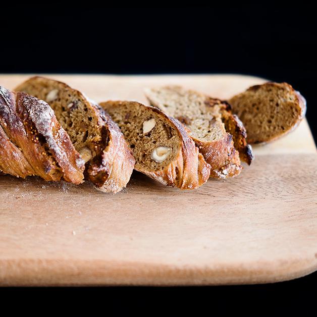 Rezeptbild: Baguette mit Haselnüssen, Feigen und Kardamom