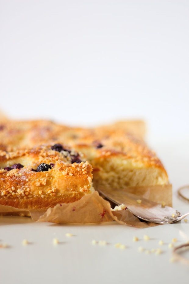 Rezeptbild: Butterkuchen mit Blaubeeren und Mandeln