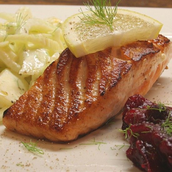 Rezeptbild: Lachs mit Fenchelsalat und Cranberrysauce