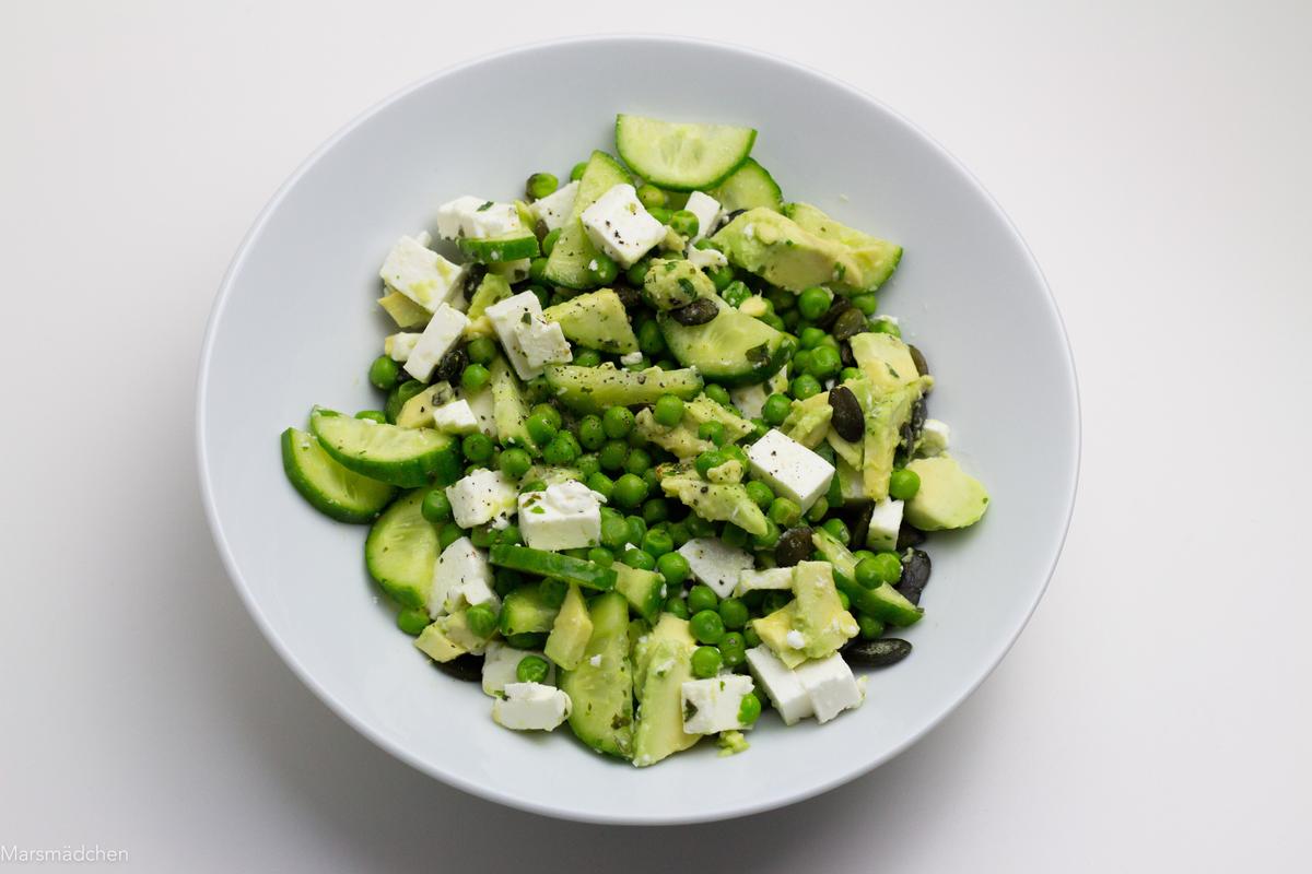 Rezeptbild: Erbsensalat mit Feta, Avocado und Kürbiskernen