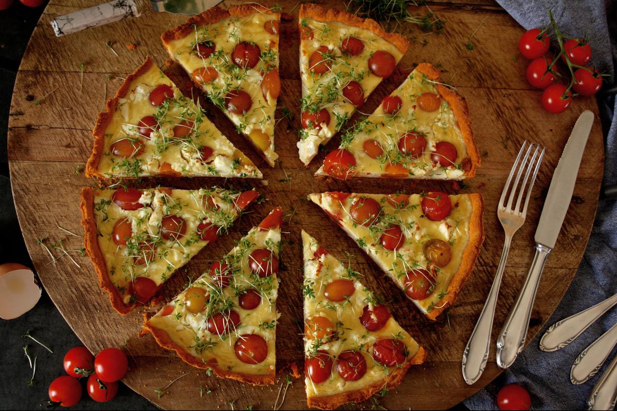 Rezeptbild: Bunte Tomaten-Quiche mit Kresse