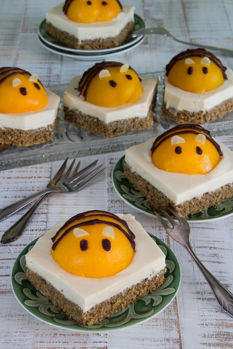 Rezeptbild: Veganer Hummelkuchen mit Dinkelvollkorn und Pfirsichen