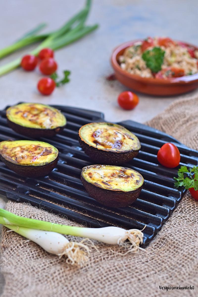 Rezeptbild: Gegrillte Avocado mit Mozzarella und Zartweizensalat