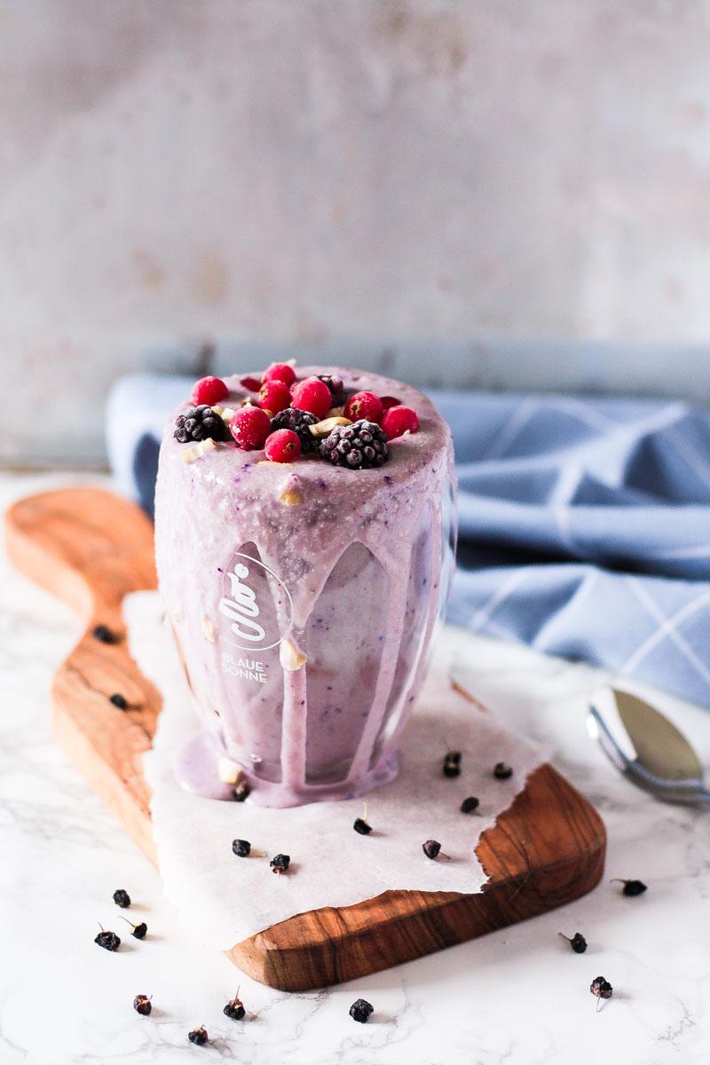 Rezeptbild: Veganer Cashew Smoothie mit schwarzen Gojibeeren