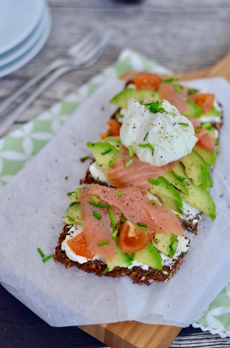 Rezeptbild: Avocado-Lachs-Stulle mit pochiertem Ei