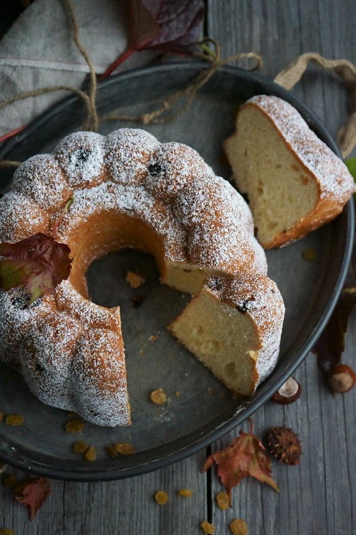 Rezeptbild: Hefegugelhupf mit gelben Rosinen