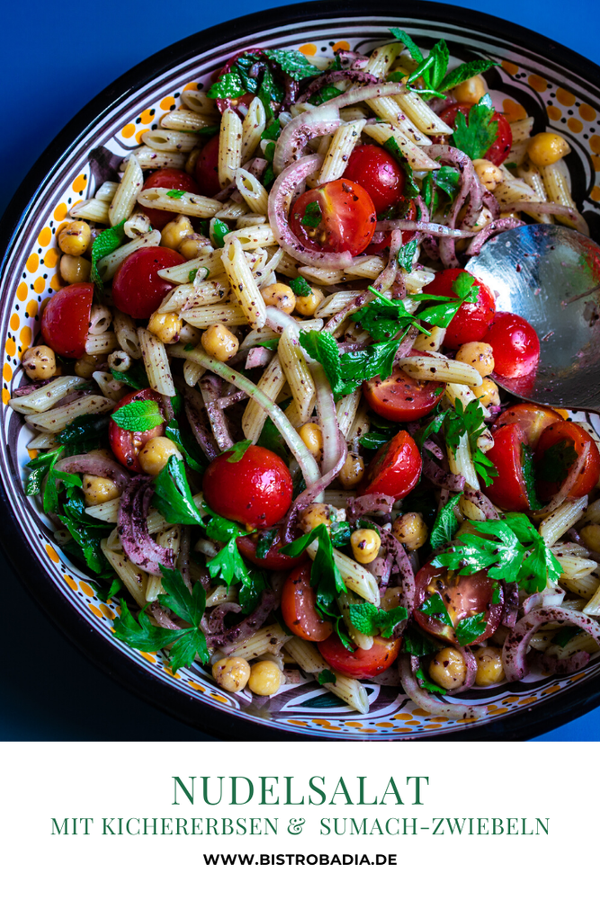 Rezeptbild: Nudelsalat mit Kichererbsen und Sumach-Zwiebeln
