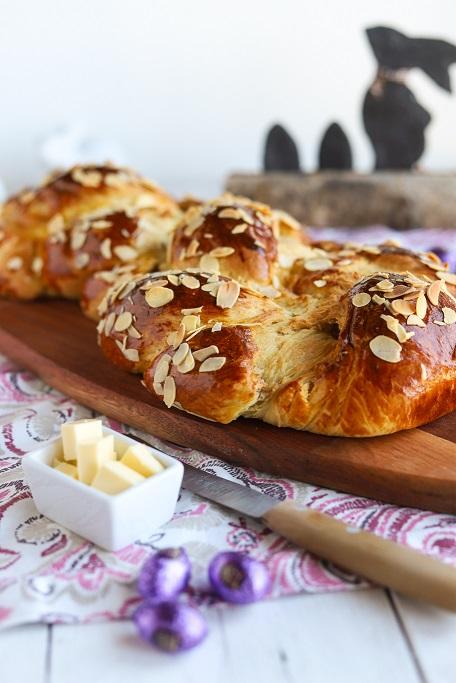 Rezeptbild: Hefezopf mit Mandel-Kokos-Füllung