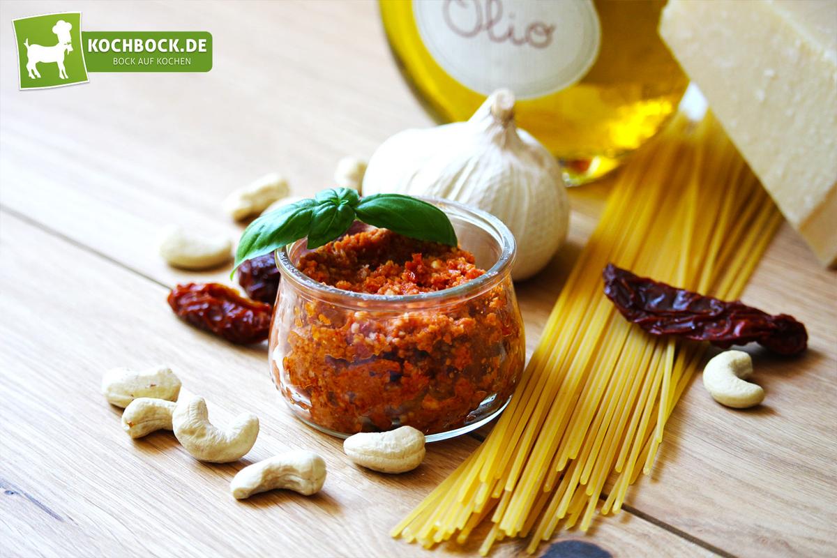 Rezeptbild: Rotes Pesto mit getrockneten Tomaten