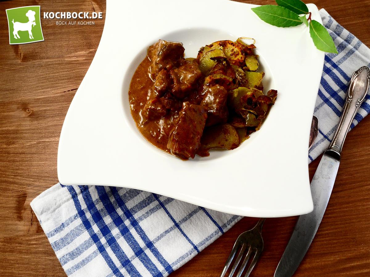 Rezeptbild: Bayerisches Gulasch mit Bratkartoffeln