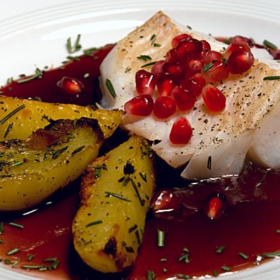 Rezeptbild: Eingesalzener Kabeljau mit Granatapfelsauce und Rosmarinkartoffeln