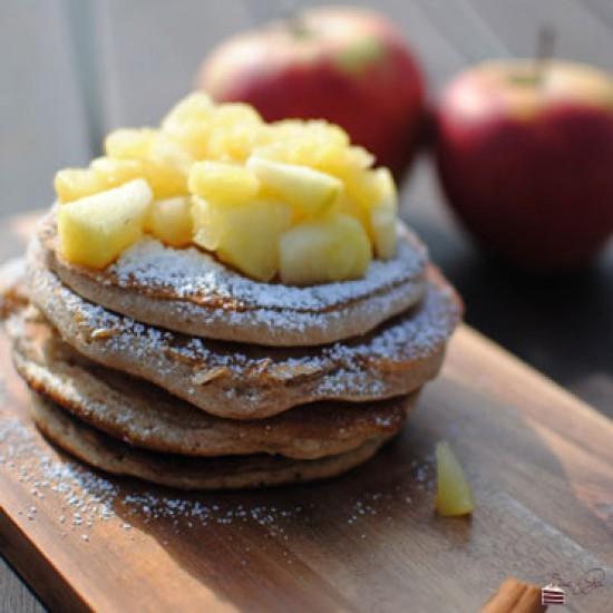 Rezeptbild: Vanille Zimt Pancakes mit Bratapfelkompott