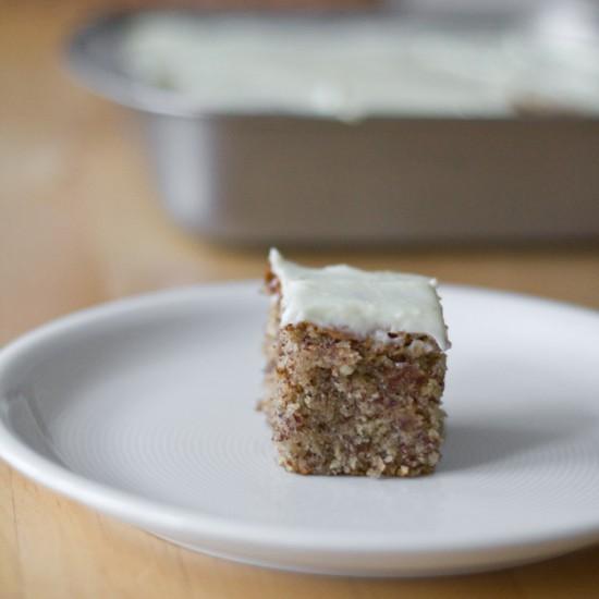 Rezeptbild: Saftige Haselnuss-Schnitten mit Frischkäse-Frosting