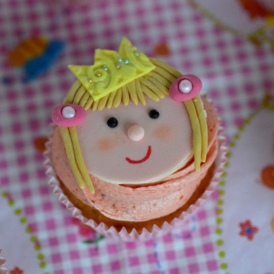 Rezeptbild: Kokos-Cupcakes mit Erdbeer-Buttercreme