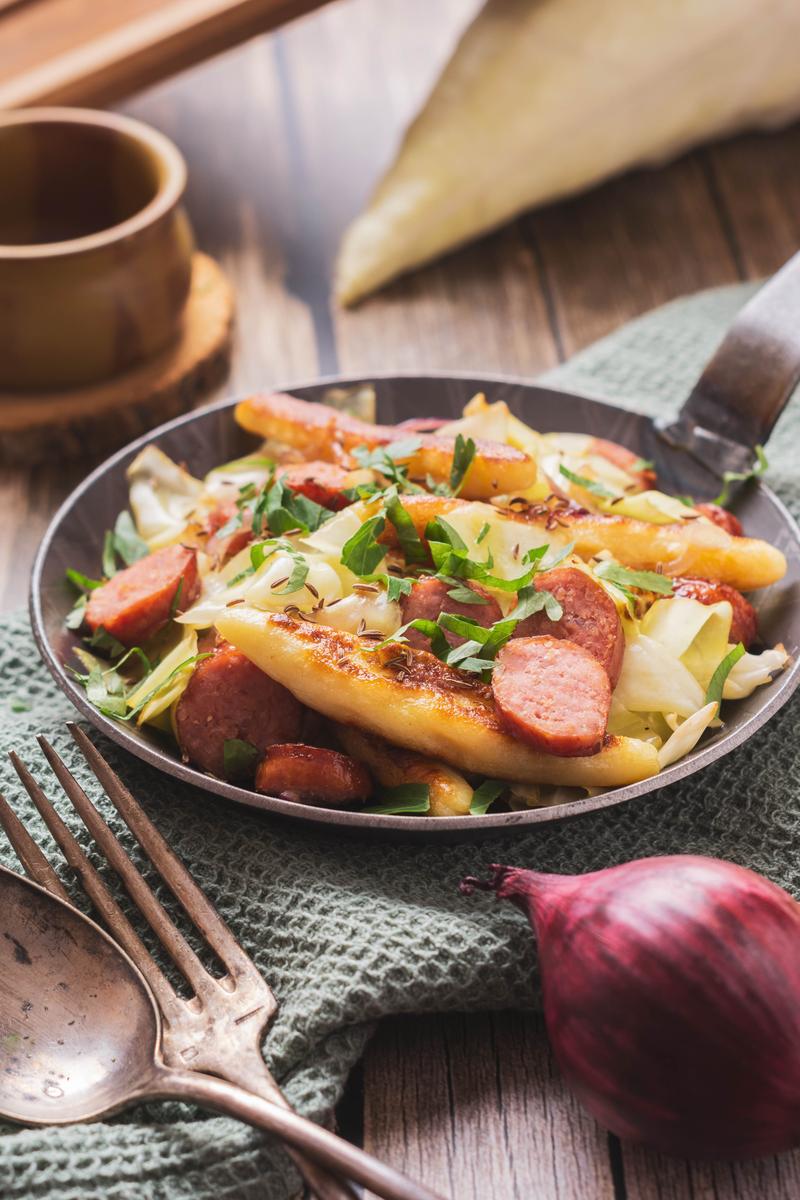 Rezeptbild: Schupfnudeln mit Spitzkohl und Mettenden