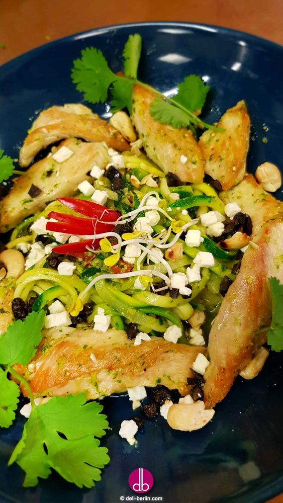 Rezeptbild: KORIANDER-HUHN MIT ZUCCHINI-„SPAGHETTI“