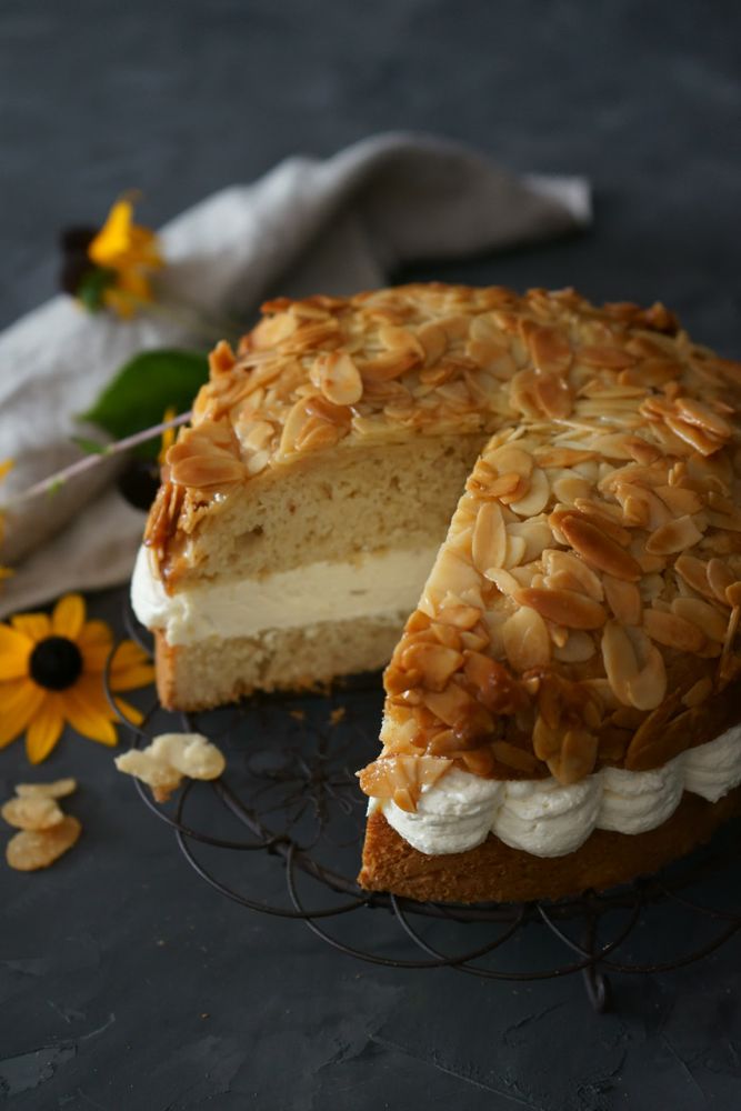 Rezeptbild: Bienenstich mit Marzipanbuttercreme