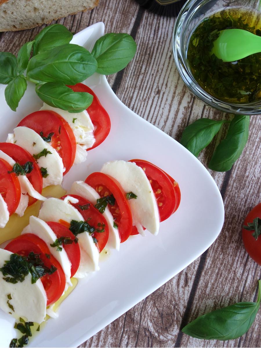 Rezeptbild: TOMATEN-MOZZARELLA-SALAT MIT OLIVENÖL BASILIKUM-SAUCE