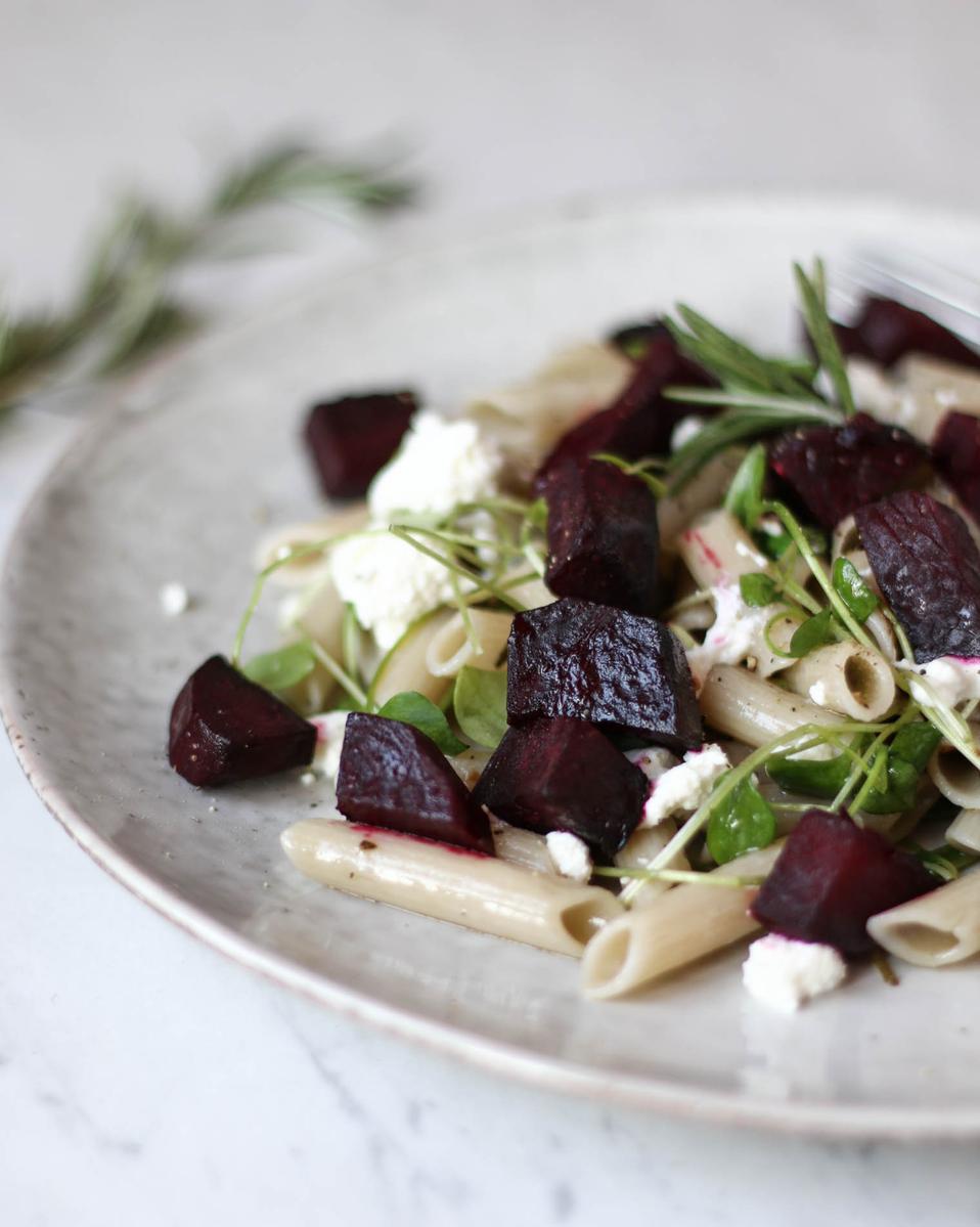Rezeptbild: Pasta mit Balsamico Bete, Oliven & Ziegenkäse