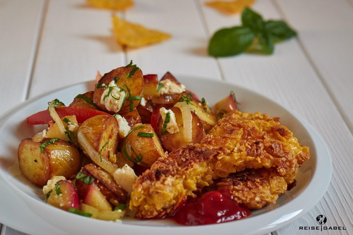 Rezeptbild: Tortilla Chips panierte Hähnchenstreifen mit Bratkartoffelsalat