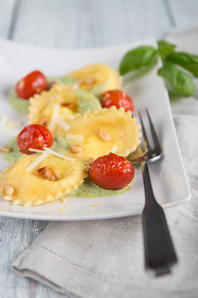 Rezeptbild: Ziegenkäse-Zitronen-Ravioli mit Ofentomaten und Basilikumschaum