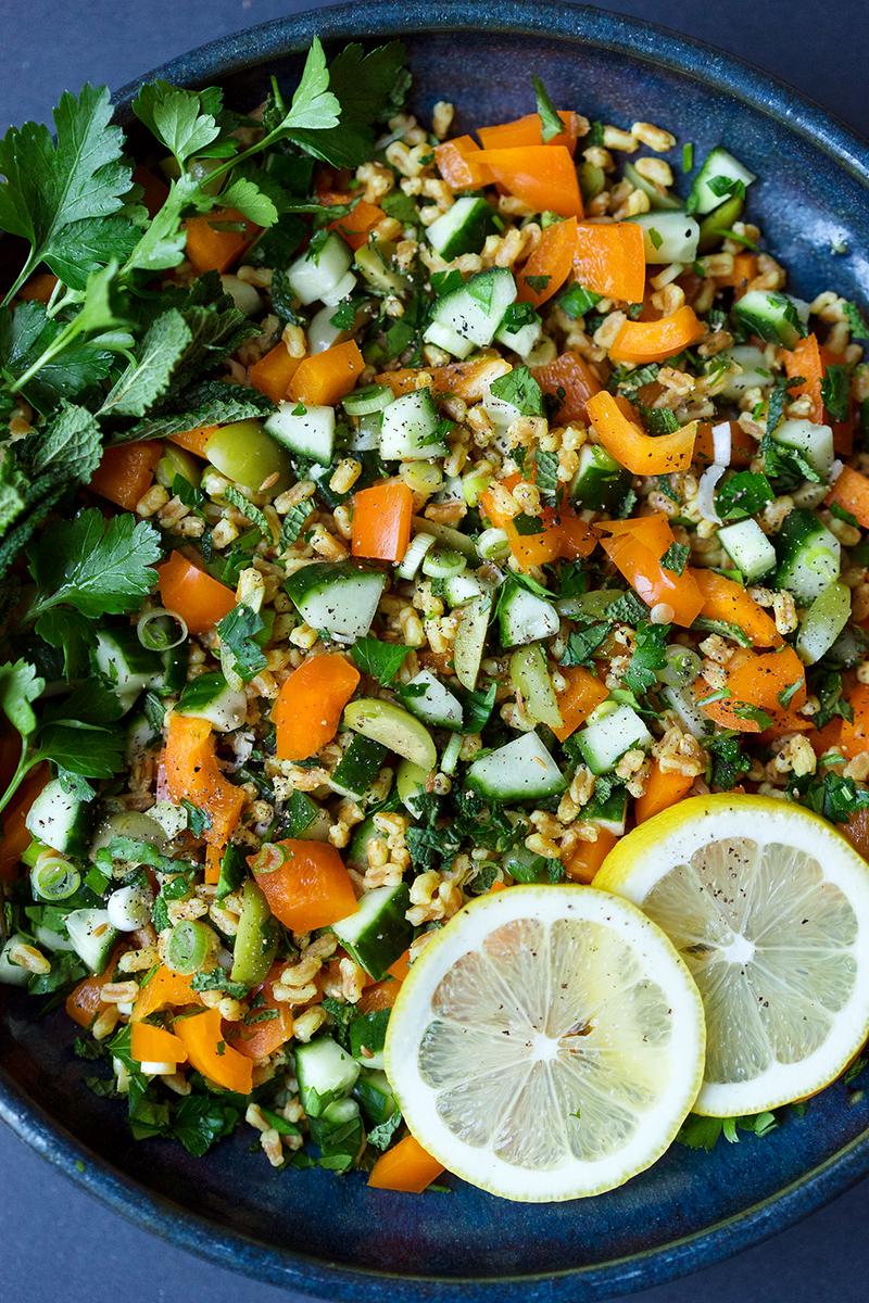 Rezeptbild: Dinkelsalat mit grünen Oliven, Gurke, Paprika, Petersilie, Minze und Safran