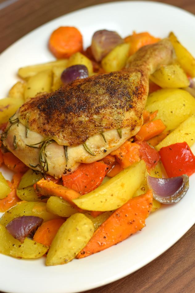 Rezeptbild: Hähnchenkeulen mit Ofengemüse
