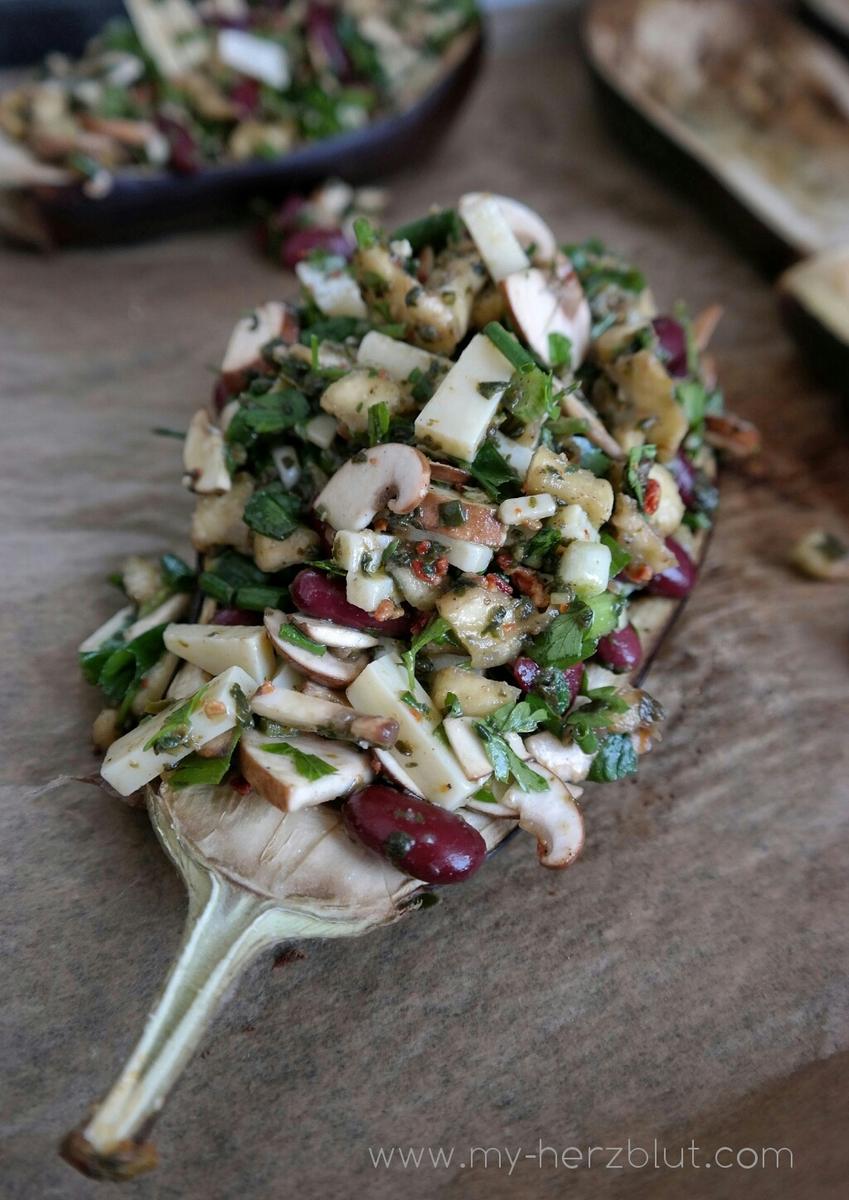 Rezeptbild: Auberginenschiffchen Mexican mit Thymian-Mandel-Creme