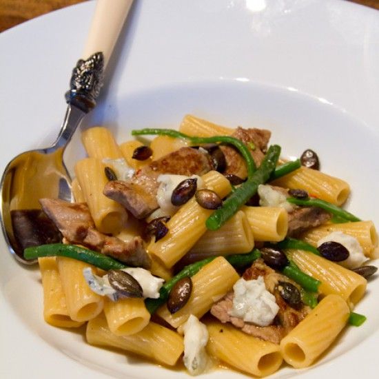 Rezeptbild: Tortiglioni mit Rindersteakstreifen, grünen Bohnen und Gorgonzola