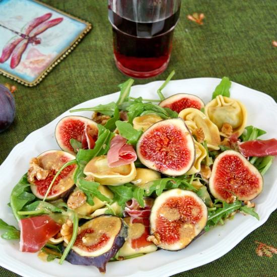 Rezeptbild: Tortellini-Salat mit Feigen, Prosciutto und Walnüssen