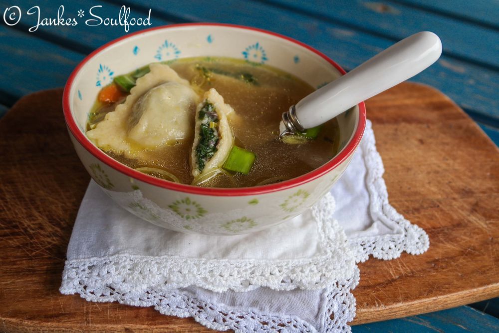 Rezeptbild: Gemüseravioli in Brühe
