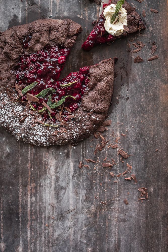 Rezeptbild: schokogalette black forest style mit portweinkirschen, vanille mascarpone und frittiertem, gezuckerten salbei