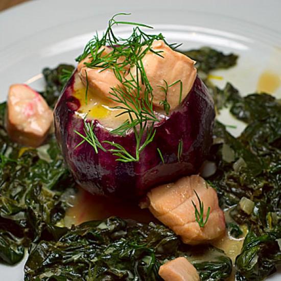Rezeptbild: Rote Bete gefüllt mit Lachsragout auf Wasabi-Spinat
