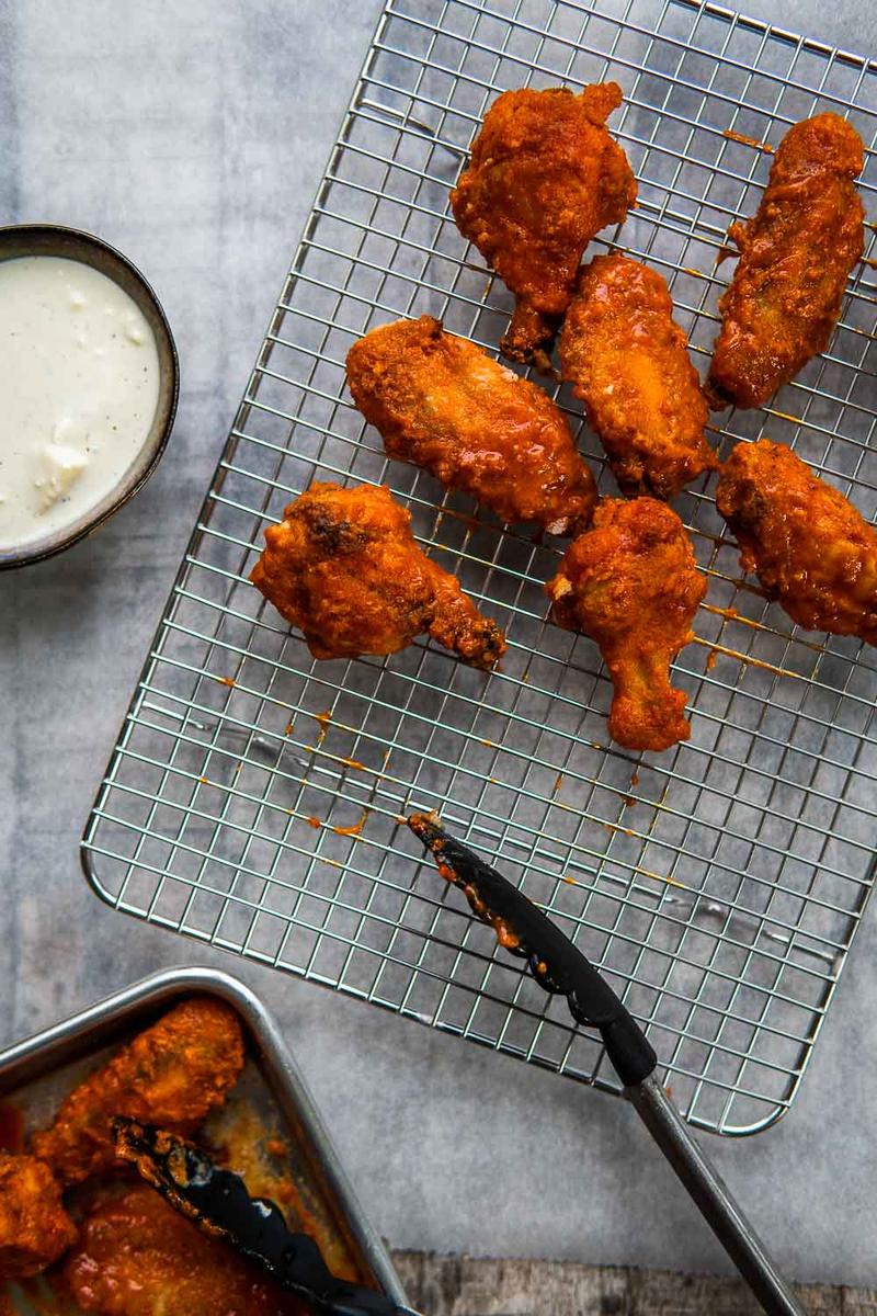 Rezeptbild: Knusprige Buffalo Chicken Wings mit Blue-Cheese-Dip