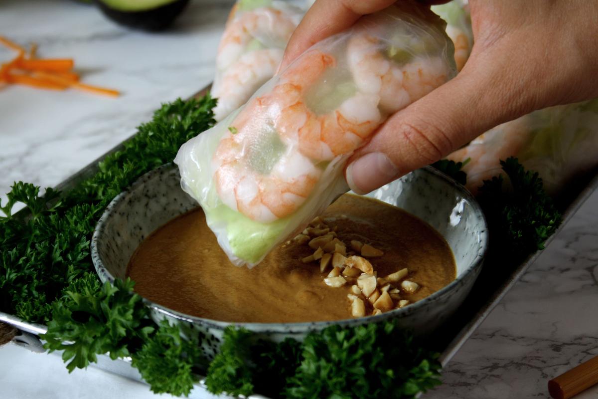 Rezeptbild: Asiatische Sommerrolle mit Erdnuss-Soja-Dip
