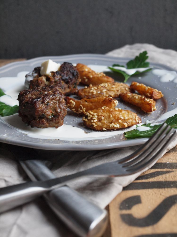 Rezeptbild: Feta Frikadellen mit Sesamkartoffelspalten