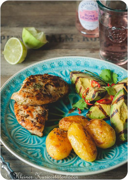 Rezeptbild: Gegrillte Hähnchenbrust mit Avocado und Rosmarinkartoffeln 