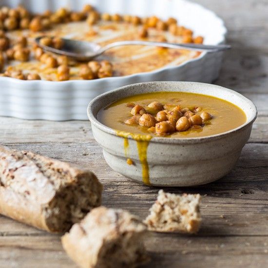 Rezeptbild: Kürbissuppe mit gebackenen Kichererbsen