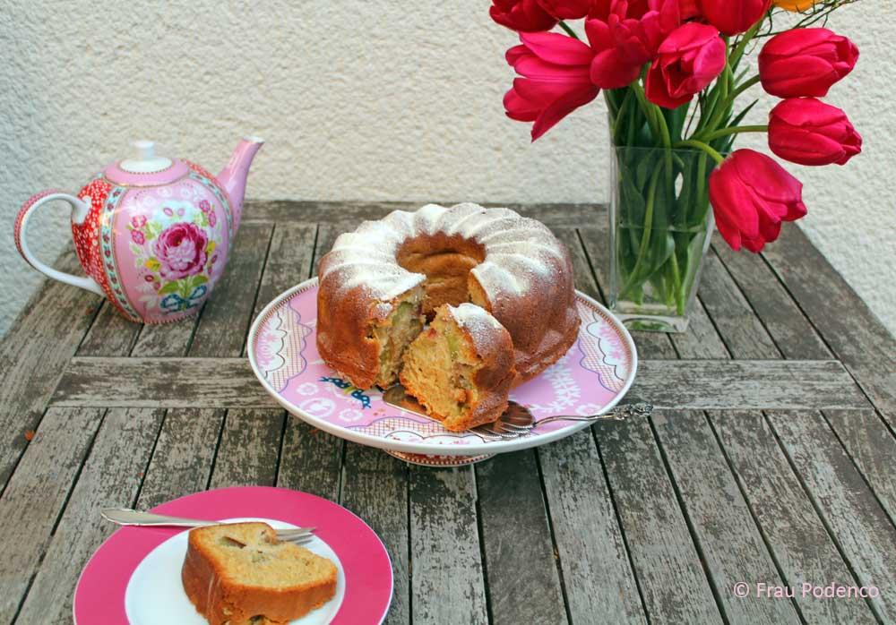 Rezeptbild: Rhabarber Gugelhupf mit Baiserschnee