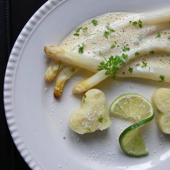 Rezeptbild: Spargel mit Kokos-Hollandaise-Sauce und Limetten-Kartoffelpüree