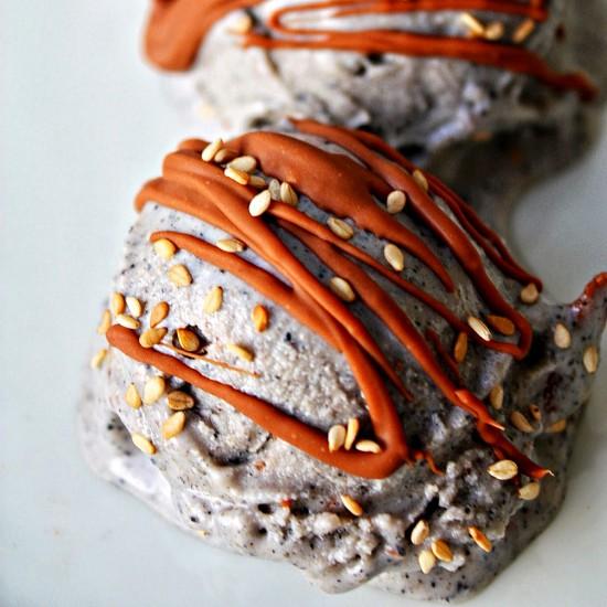 Rezeptbild: Schwarzes Sesam Eis mit Vollmilchschokoladen Swirl