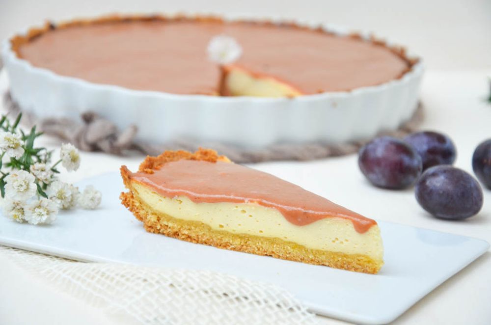Rezeptbild: Frischkäse-Tarte mit Zwetschken-Rum-Sauce