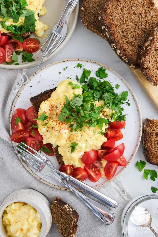 Rezeptbild: Rührei mit Hüttenkäse