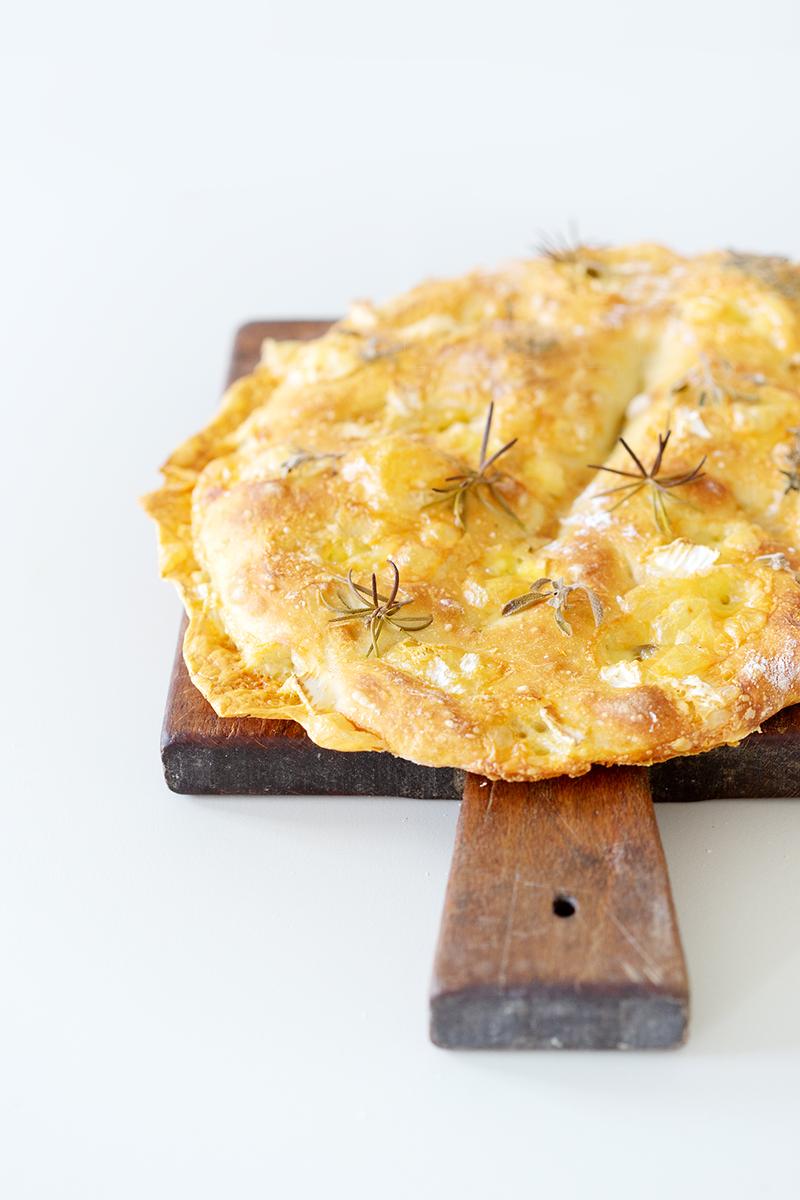 Rezeptbild: Fougasse mit mediterranen Kräutern und Camembert