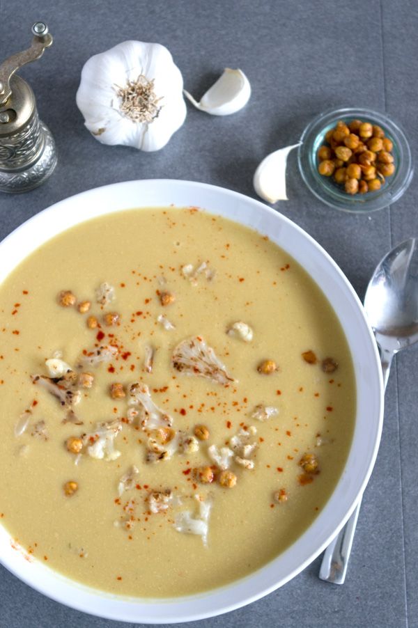 Rezeptbild: KICHERERBSENSUPPE MIT GERÖSTETEN BLUMENKOHLRÖSCHEN