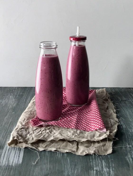 Rezeptbild: Smoothie in lila: Brombeeren, Heidelbeeren und Erdbeeren