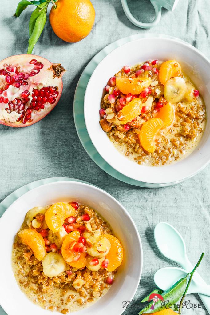 Rezeptbild: Mandel-Dinkel-Porridge aus dem Ofen mit zart karamellisierten Früchten