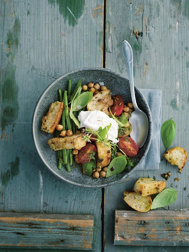 Rezeptbild: Brotsalat mir Kichererbsen, Tomaten, Bohnen und pochiertem EI